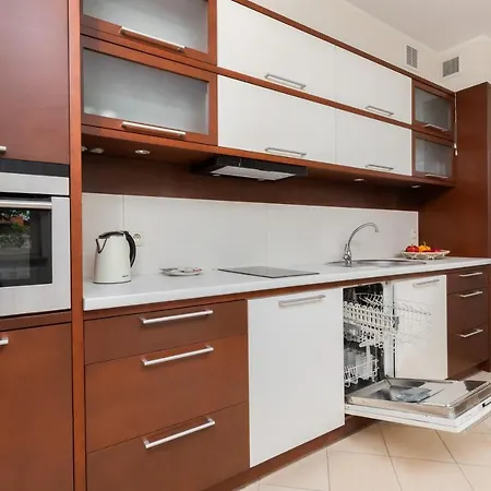 Patio Mare With Free Garage Parking By Renters *