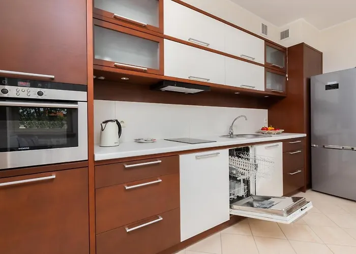 Patio Mare With Free Garage Parking By Renters *